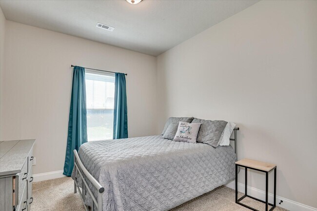 Building Photo - 210 Pebble Ln