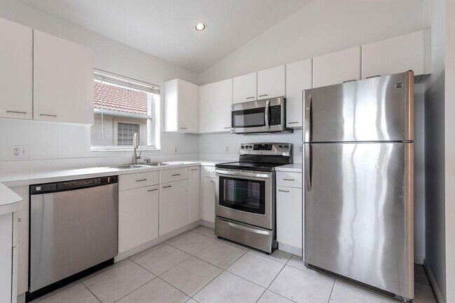 Building Photo - 1975 Oak Berry Cir