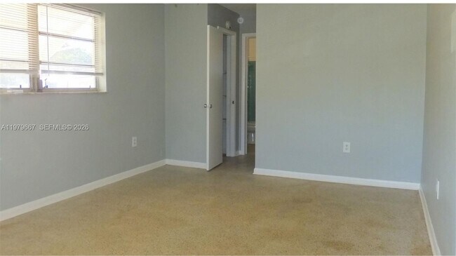 Building Photo - 6125 SW 48th Ct