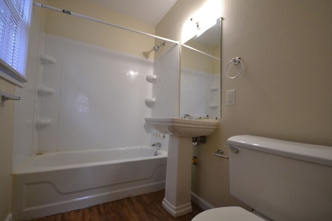 Building Photo - 3 bed 2 bath 1 car garage in Bolivar!