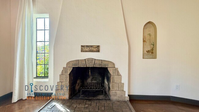 Building Photo - Oakmore 3+ Bedroom Spanish Mediterranean Home