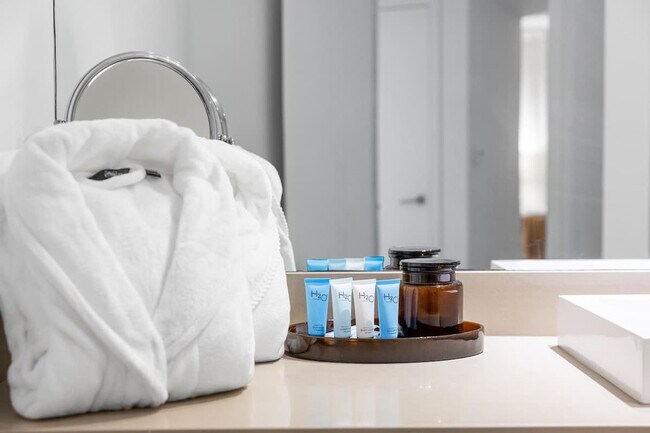 Building Photo - 4011 S Ocean Dr