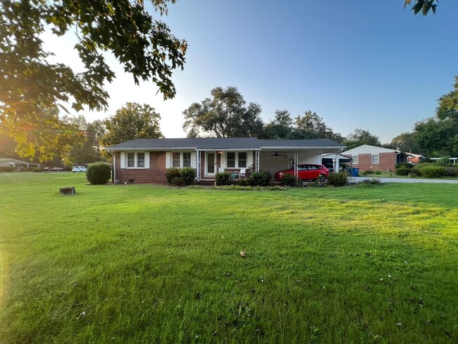 Primary Photo - Cute East Athens Home in East Meadow!