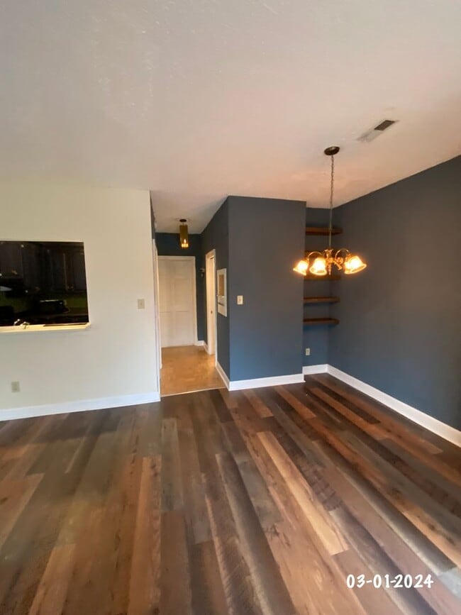 Building Photo - Spacious 2 bedroom/1 bath 2nd floor Condo ...