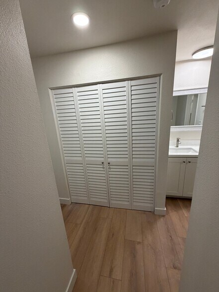 Building Photo - 664 Sunfish Way