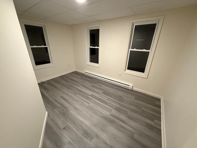 Building Photo - 423 Center St