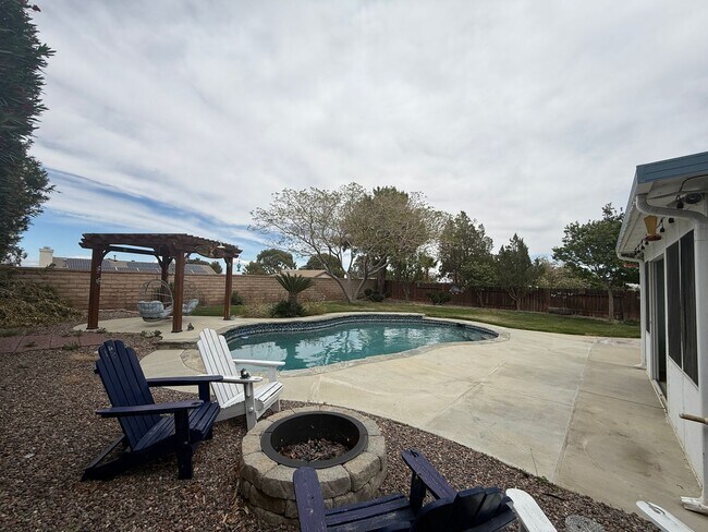 Building Photo - Quartz Hill 3 Bedroom 2 Bathroom