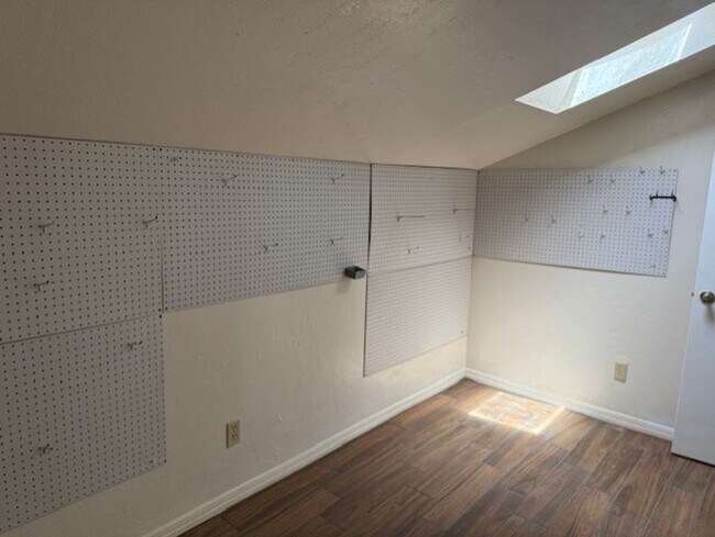 Building Photo - Move In Ready Condo in Woodside Villas