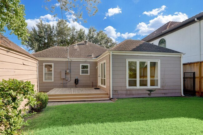 Building Photo - 2910 Plumb St