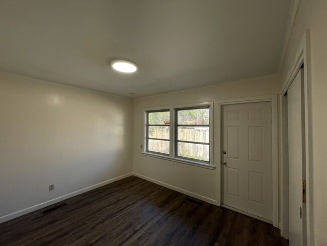 Building Photo - 2704 Charlotte St