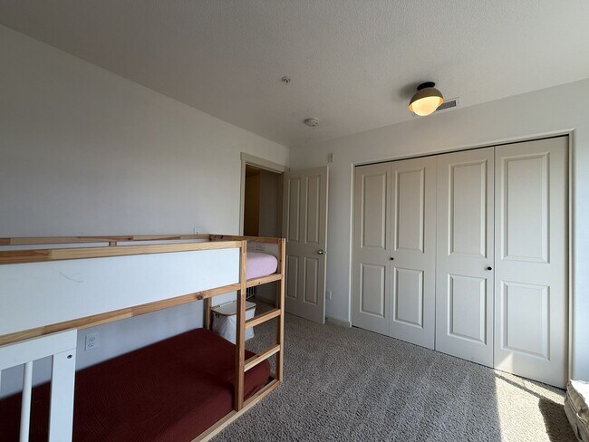 Building Photo - 10721 NE Gateway Pl