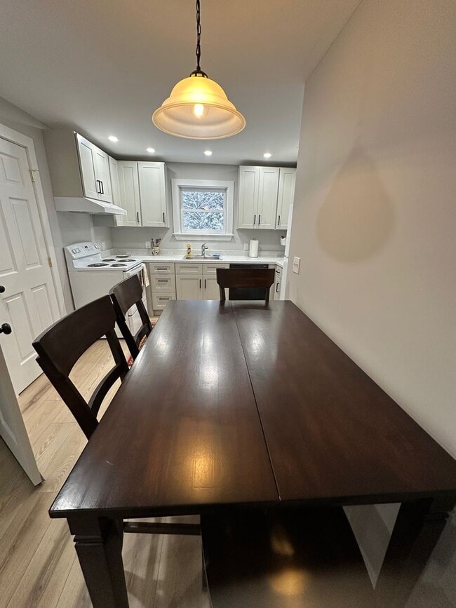 Building Photo - 1 Bedroom Furnished Apartment in Rindge