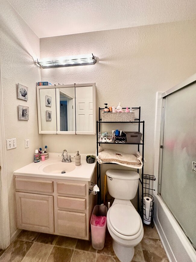 Building Photo - Davis - Centrally Located Home