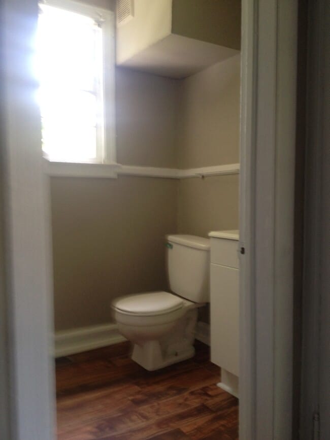 Building Photo - **AVAILABLE NOW**2 bedroom / 1 bathroom Ho...