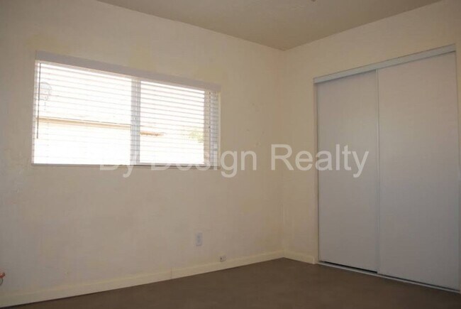 Building Photo - Recently Updated - 3 Bed 2 Bath - Large Ga...