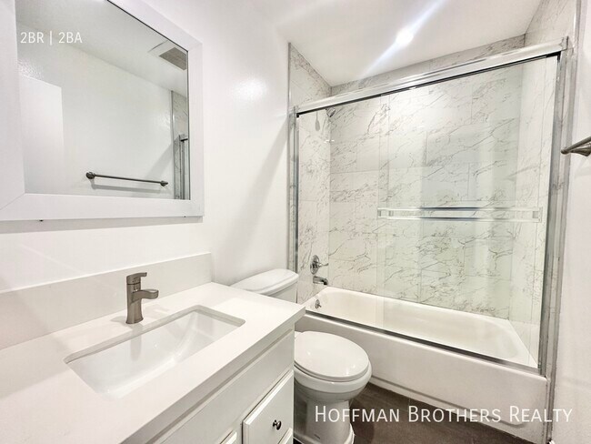 Building Photo - 724 N W Knoll Dr