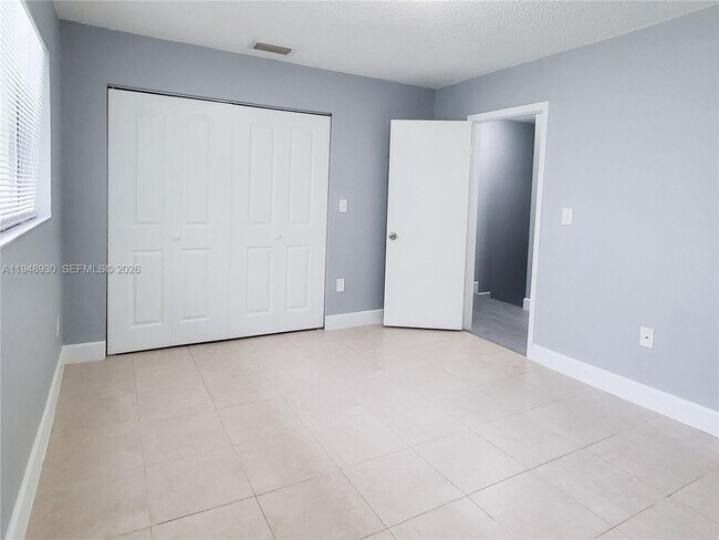 Building Photo - 1519 W 42nd Pl