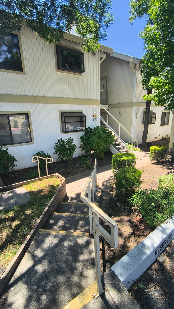 Building Photo - 1BED/1BATH Condo Located in a Quiet Area of Downtown Concord, Ca!!