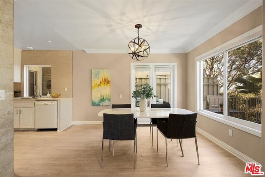 Building Photo - 2345 Roscomare Rd