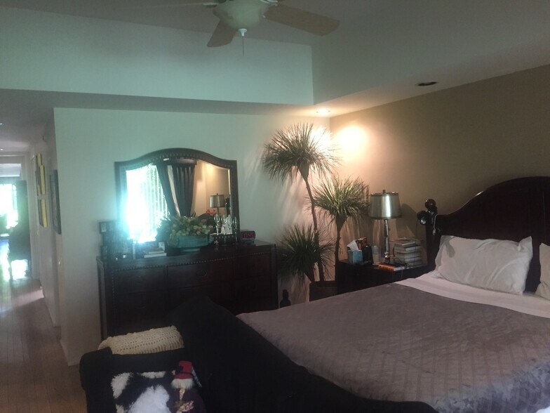 Master Bedroom - 23 Duke Dr