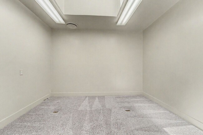 Building Photo - 1113