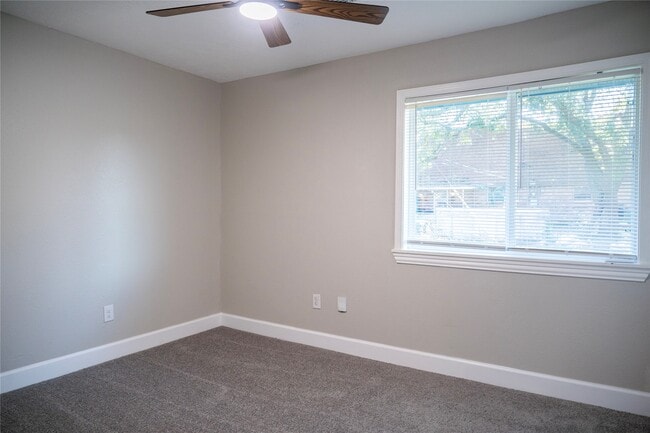 Building Photo - 5502 Elm Tree Dr