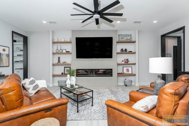 Building Photo - 100 Torrey Pines Dr