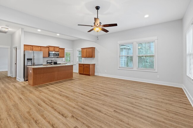 Building Photo - 707 Division St