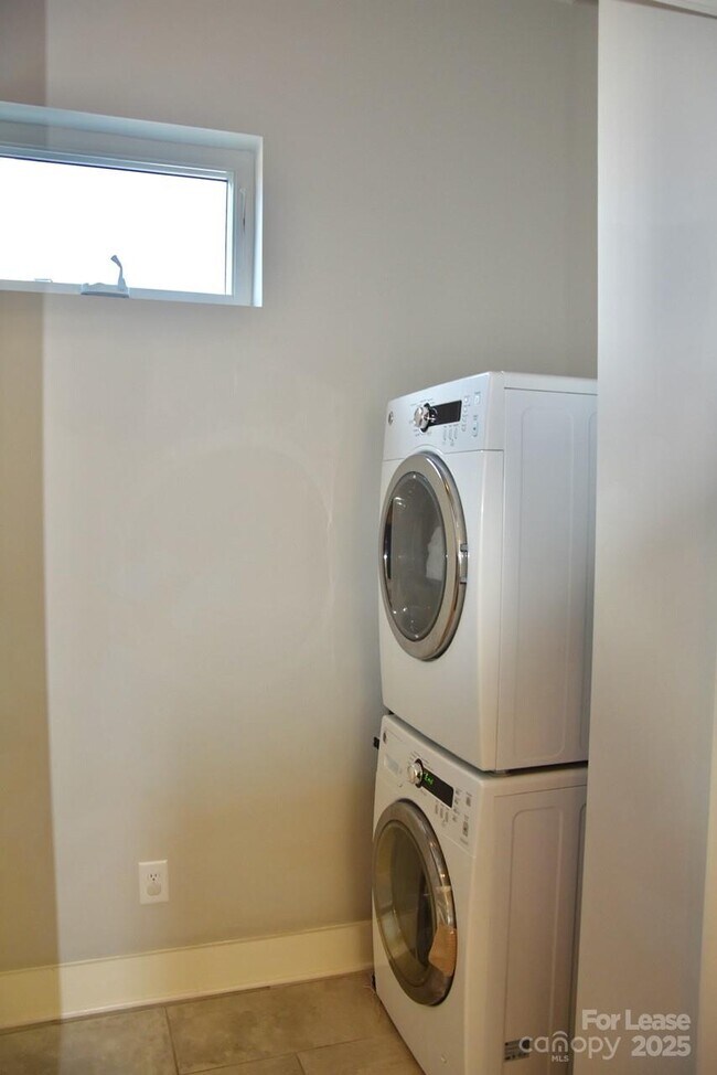 Building Photo - 916 Westbrook Dr