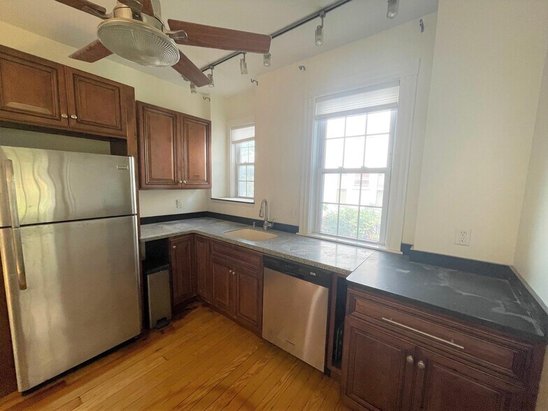 Building Photo - 83 Dexter St