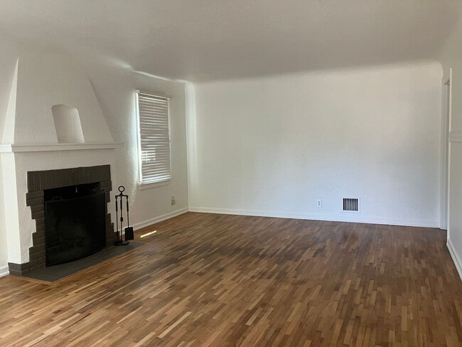 Building Photo - Charming Three Bedroom Home in Central Salem