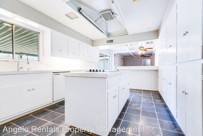 Building Photo - 3 br, 2 bath House - 2312 W. Ave K