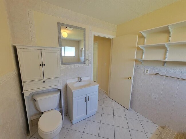 Building Photo - 2466 Lakeshore Cir