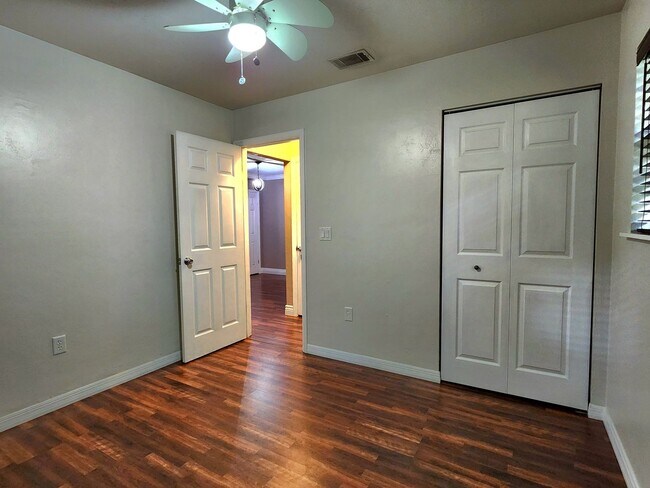 Building Photo - FOR RENT 4 bed 3 bath home