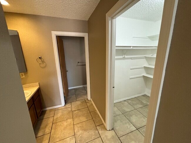 Building Photo - 2 bed 2 bath townhome