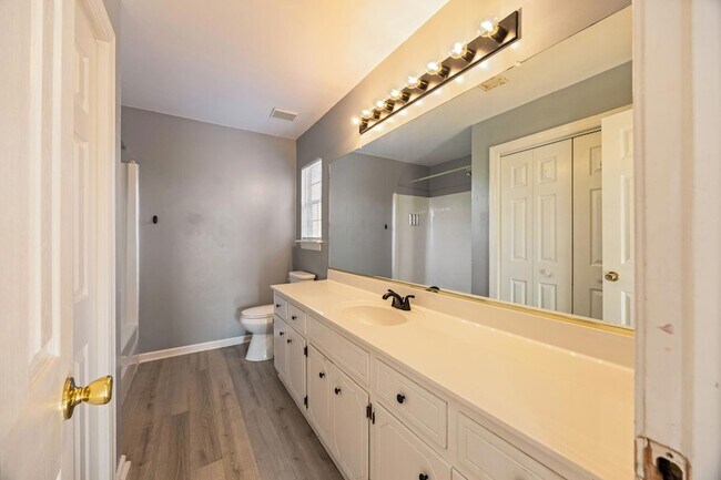 Building Photo - 1114 Rivershyre Dr