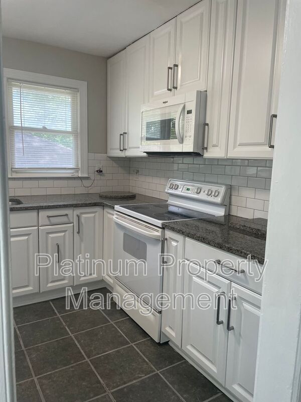 Building Photo - 3485 Maplehurst Dr