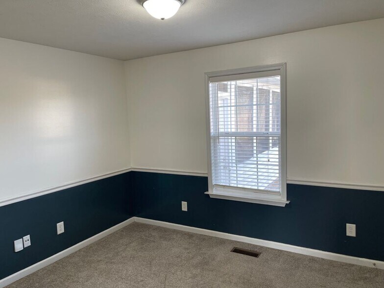 Building Photo - 1610 Robert Rd