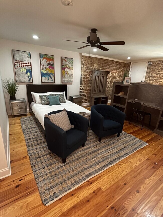 Building Photo - 9 S College St