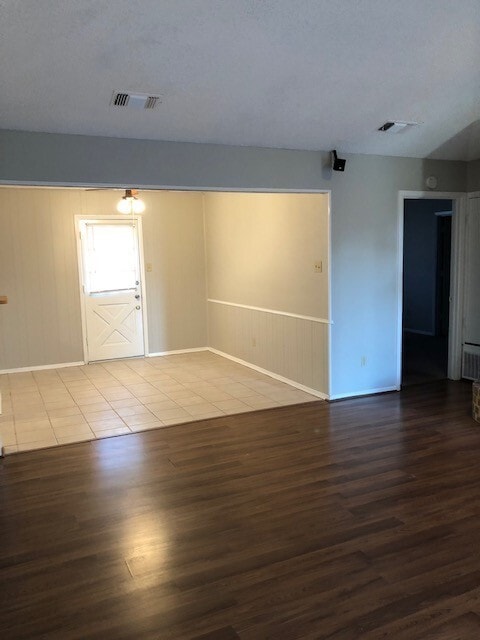Building Photo - 211 Tejas Dr
