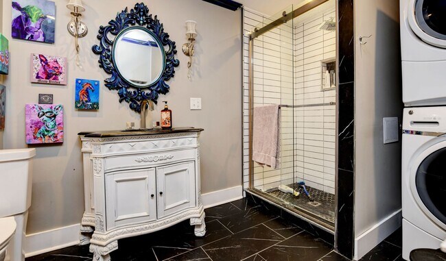 Building Photo - Charming 2-Bedroom Duplex in Franklin Park