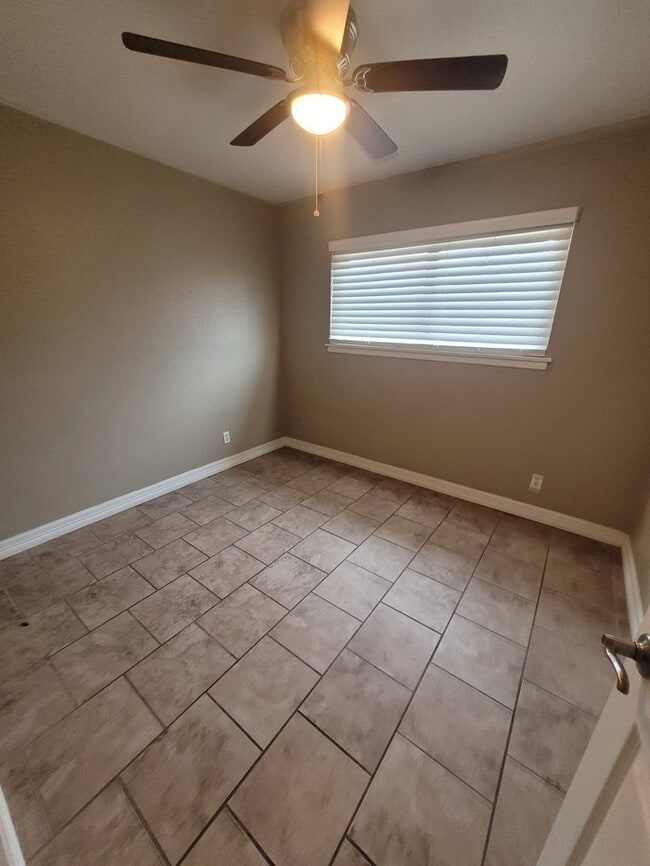 Building Photo - 3 bed 2 bath with large backyard!