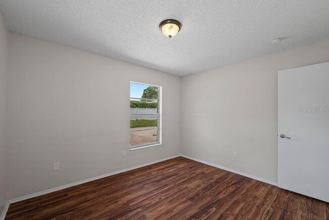 Building Photo - 7504 N Sanibel Cir