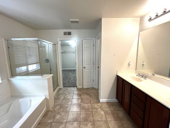 Building Photo - Spacious 5-Bedroom Home in Gated Stockton ...