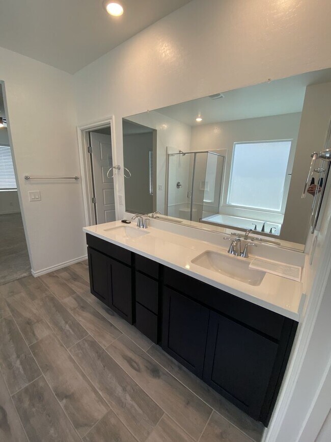 Building Photo - Beautiful 4 bed/3.5 bath home located in N...