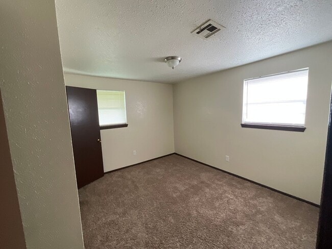Building Photo - Spacious 4 bed, 1.5 bath