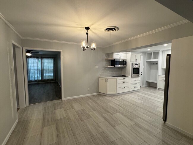 Building Photo - Beautifully Renovated 3 Bedrom