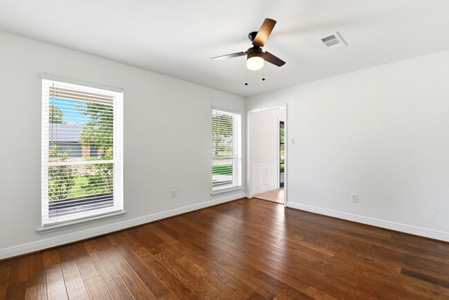 Building Photo - 4810 Bayou Vista Dr