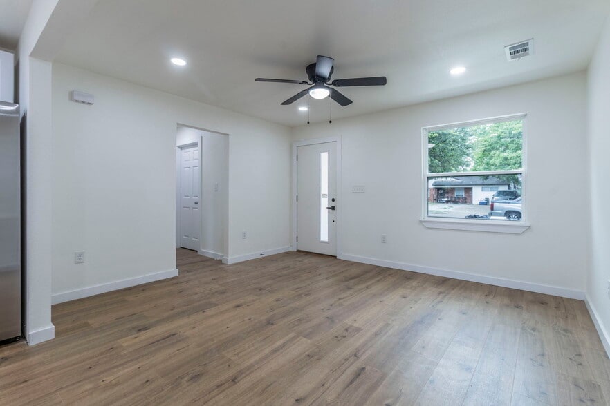 Building Photo - 2307 El Capitan Dr