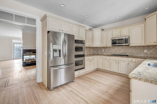 Building Photo - 665 River Rd